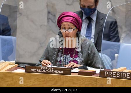 Nations Unies. 17 juillet 2021. (210716) -- NATIONS UNIES, 16 juillet 2021 (Xinhua) -- le Secrétaire général adjoint des Nations Unies, Amina Mohammed (Front), s'adresse à la réunion d'information ministérielle du Conseil de sécurité sur la protection de l'espace humanitaire sous la protection des civils dans les conflits armés, au siège de l'ONU à New York, le 16 juillet 2021. Le Secrétaire général adjoint des Nations Unies, Amina Mohammed, a averti vendredi que le monde est confronté à une « vague sanglante » de crises humanitaires, tout en appelant les États membres et le Conseil de sécurité à faire tout ce qui est possible pour mettre fin aux attaques Banque D'Images