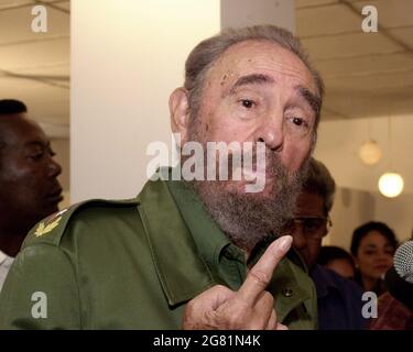 LA HAVANE, CUBA - 17 AVRIL : le président cubain Fidel Castro s'adresse aux médias lors d'une conférence de presse sur le processus d'élution cubain le 17 avril 2005. Crédit: Jorge Rey/MediaPunch Banque D'Images