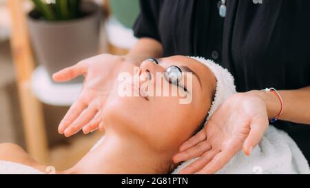 Massage du visage avec boules de méditation chinoises Banque D'Images