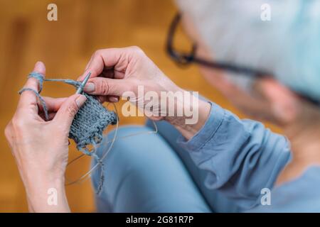 Senior woman knitting Banque D'Images