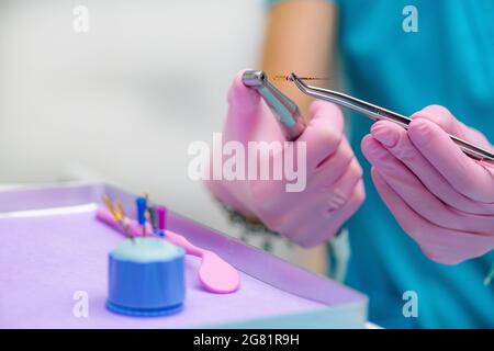 Préparation du traitement endodontique des canaux racinaires Banque D'Images