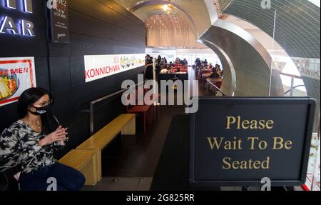 Toronto, Canada. 16 juillet 2021. Une femme attend d'être assise dans un restaurant de Toronto, Ontario, Canada, le 16 juillet 2021. Vendredi, la province de l'Ontario du Canada a passé à la troisième étape de son plan de réouverture, permettant la réouverture des restaurants intérieurs, des salles de sport et des cinémas. Credit: Zou Zheng/Xinhua/Alamy Live News Banque D'Images