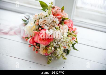 Bouquet délicat de roses de mariage avec anneaux. Banque D'Images
