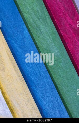 Verticale de planches composites en bois synthétique multicolores sur un angle. Motif à rayures Banque D'Images