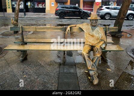 Statue du compositeur portoricain Tite Curet Alonso assis sur un banc sur la Plaza de Armas, Old San Juan, Puerto Rico, Etats-Unis. La statue de Luz Badillo. Banque D'Images