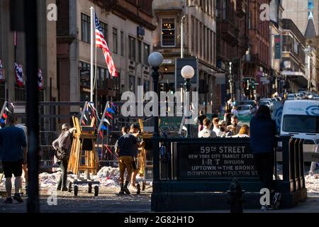 Glasgow, Écosse, Royaume-Uni. 16 juillet 2021. PHOTO : les chaises des directeurs ont été remplies pour la journée. Jour 4 du tournage du film hollywoodien à succès d'Indiana Jones 5. Les scènes d'aujourd'hui disent une parade de ticker avec des bandes de marchage, des foules de foudroyantes, la presse et les astronautes de retour dans une scène américaine de New York 1959. Les rues sont décorées d'étoiles et de bandes drapeaux et de banderoles et le Harrison Ford double a été vu à cheval de retour dans les rues de Glasgow. Crédit : Colin Fisher/Alay Live News Banque D'Images