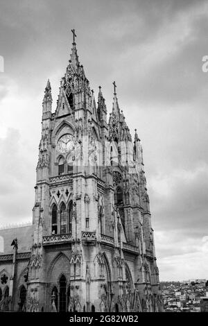 Cathédrale Basilica del Voto Nacional de Quito, en Équateur, par une journée nuageux. Façade avant vue de côté. Banque D'Images