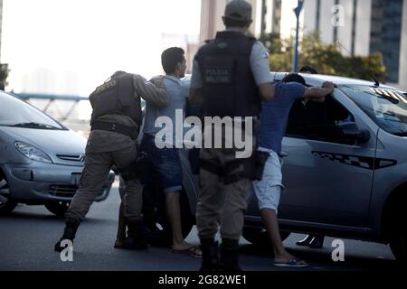 salvador, bahia, barazil - 6 septembre 2015 : le blitz de la police militaire procède à l'inspection des véhicules en circulation dans la ville de Salvador. Banque D'Images