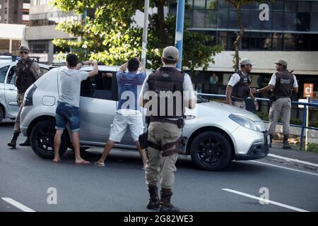 salvador, bahia, barazil - 6 septembre 2015 : le blitz de la police militaire procède à l'inspection des véhicules en circulation dans la ville de Salvador. Banque D'Images