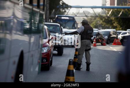 salvador, bahia, barazil - 6 septembre 2015 : le blitz de la police militaire procède à l'inspection des véhicules en circulation dans la ville de Salvador. Banque D'Images