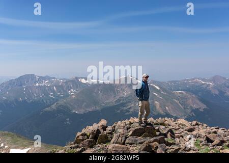 Backpacker regarde dans la distance de la partie supérieure du mont Parnassus dans le Colorado Banque D'Images