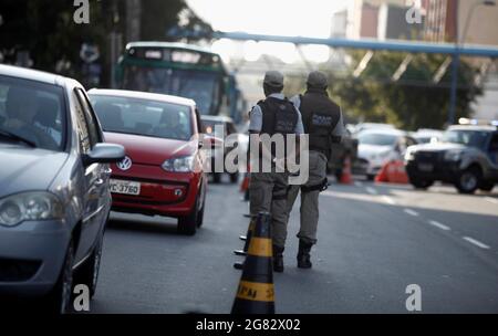salvador, bahia, barazil - 6 septembre 2015 : le blitz de la police militaire procède à l'inspection des véhicules en circulation dans la ville de Salvador. Banque D'Images