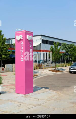 Lieu de ramassage et de dépôt de Lyft désigné dans la zone commerçante Stanley Marketplace d'Aurora, Colorado; zone de dépôt et de ramassage préétablie. Banque D'Images