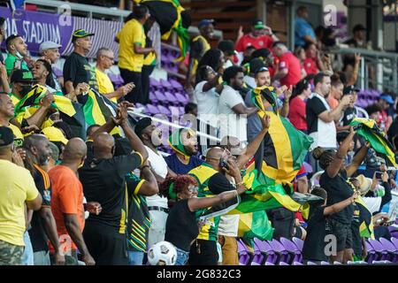 Fort Lauderdale, Floride, États-Unis, 16 juillet 2021, Les fans jamaïcains branlent leurs drapeaux après le coup de sifflet final lors de la coupe d'or CONCACAF du groupe C Round 2 au stade Explora. (Crédit photo : Marty Jean-Louis) Banque D'Images