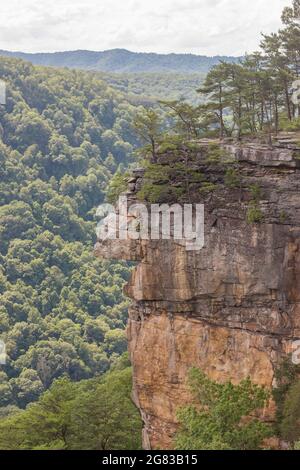 Rock Cliff sur l'interminable Wall Trail dans le parc national de New River gorge Banque D'Images