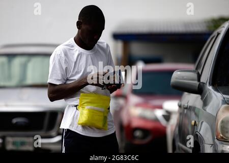 Tegucigalpa, Honduras. 16 juillet 2021. Un homme observe son document d'identification. Tegucigalpa, Honduras. Plus de 120 migrants, principalement d'origine haïtienne et un petit nombre de Cubains, sont arrivés hier dans la capitale Tegucigalpa pour poursuivre leur voyage migratoire vers les États-Unis. Après avoir été entrés dans le territoire hondurien, ils ont arrêté pendant quelques heures leur marche dans l'un des bureaux de l'Institut national des migrations (INM) où ils ont reçu un comportement sûr pour pouvoir traverser le Honduras. (Credit image: © Milo Espinoza/ZUMA Press Wire) Banque D'Images