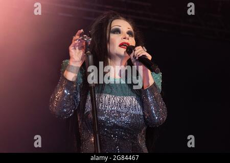 Madrid, Espagne. 16 juillet 2021. La chanteuse Alaska (Maria Olvido Gara Jova) du groupe Fangoria se produit lors du festival Noches del Botanico à Madrid. (Photo par Atilano Garcia/SOPA Images/Sipa USA) crédit: SIPA USA/Alay Live News Banque D'Images