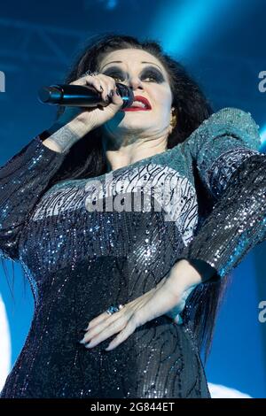 Madrid, Espagne. 16 juillet 2021. La chanteuse Alaska (Maria Olvido Gara Jova) du groupe Fangoria se produit lors du festival Noches del Botanico à Madrid. (Photo par Atilano Garcia/SOPA Images/Sipa USA) crédit: SIPA USA/Alay Live News Banque D'Images