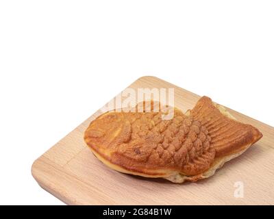 Japon Azuki taiyaki, un gros plan de la forme traditionnelle japonaise de poisson rouge pâte de gâteau dessert isolé sur fond blanc. Banque D'Images