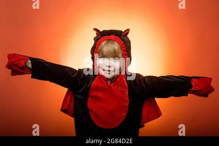 Un enfant heureux à Halloween sur le monde. Trick or Treat. Robes d'Halloween et costumes Dracula. Meilleures idées pour Halloween. Jack-o-lanternes. Le plus Banque D'Images