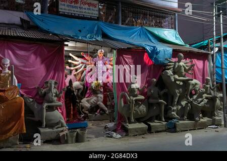 Kolkata, Bengale-Occidental, Inde - 7 octobre 2018 : Clay idole de la déesse Durga, en préparation pour le festival 'durga Puja' à Kumartuli. Mère avec elle Banque D'Images