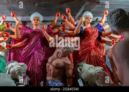 Kolkata, Bengale-Occidental, Inde - 7 octobre 2018 : les idoles de la déesse Durga, robes est sari - une robe traditionnelle bengali - en préparation pour durg Banque D'Images