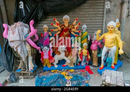 Kolkata, Bengale-Occidental, Inde - 7 octobre 2018 : Clay idole de la déesse Durga, en préparation pour le festival 'durga Puja' à Kumartuli. Mère avec elle Banque D'Images