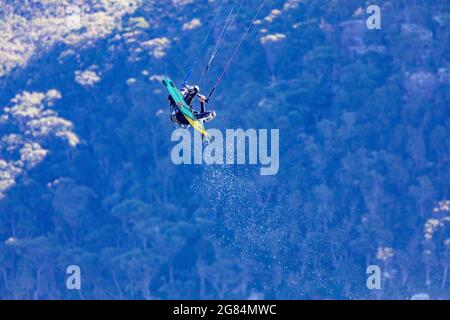 Kite surfant dans les airs tout en kite embarquement sur Pittwater pendant une journée hivernale venteuse, plages du nord de Sydney, Australie Banque D'Images