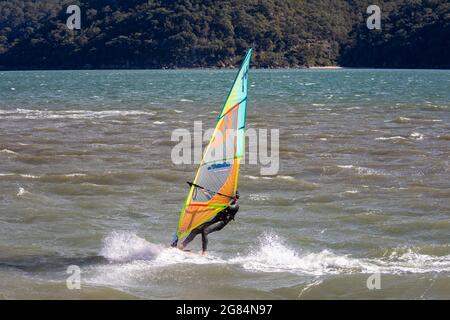 Australien planche à voile planche à voile lors d'une journée d'hiver à Palm Beach Pittwater , Sydney, Australie Banque D'Images