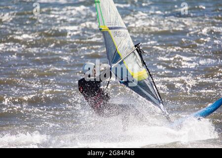 Australien planche à voile planche à voile lors d'une journée d'hiver à Palm Beach Pittwater , Sydney, Australie Banque D'Images