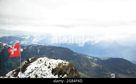 alpes suisses de la montagne de Leysin avec mât de pavillon suisse par un jour nuageux en Suisse Banque D'Images