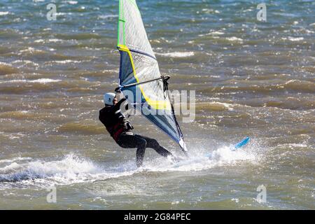 Homme australien sur son planche à voile à Pittwater à Sydney, en Australie Banque D'Images