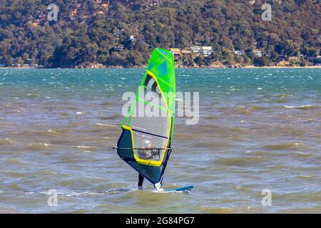 Australien planche à voile planche à voile lors d'une journée d'hiver à Palm Beach Pittwater , Sydney, Australie Banque D'Images