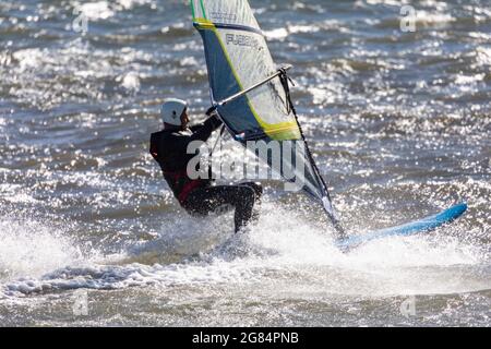 Australien planche à voile planche à voile lors d'une journée d'hiver à Palm Beach Pittwater , Sydney, Australie Banque D'Images