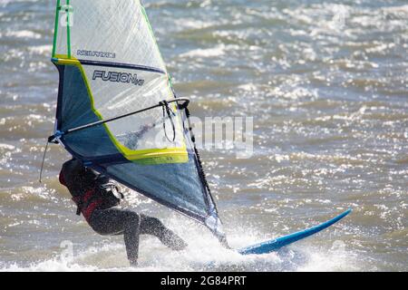 Homme australien sur son planche à voile à Pittwater à Sydney, en Australie Banque D'Images