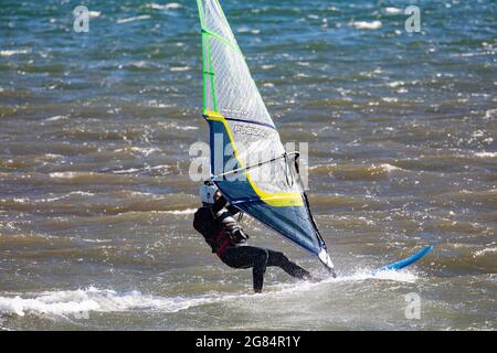 Homme australien sur son planche à voile à Pittwater à Sydney, en Australie Banque D'Images