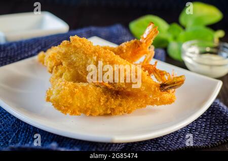 crevettes en pâte frite sur une assiette avec sauce Banque D'Images