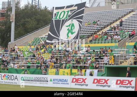 Saint-Pétersbourg, FL USA; les fans de Tampa Bay rowdies célèbrent le milieu de terrain Leo Fernandes (11) 101 match avec l'équipe lors d'un match de football USL contre le Ha Banque D'Images