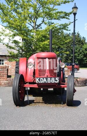 Tracteur cropmaster rouge vintage des années 1950 David brun en format vertical Banque D'Images