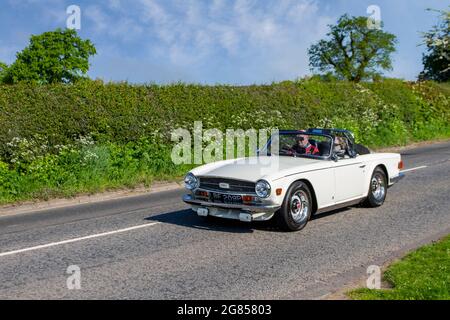 1974 70s blanc Triumph TR6 essence 2498cc cabrio en route vers Capesthorne Hall Classic May car show, Cheshire, Royaume-Uni Banque D'Images