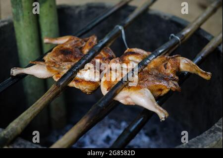 poulet rôti de style thaïlandais avec baguette de bambou Banque D'Images