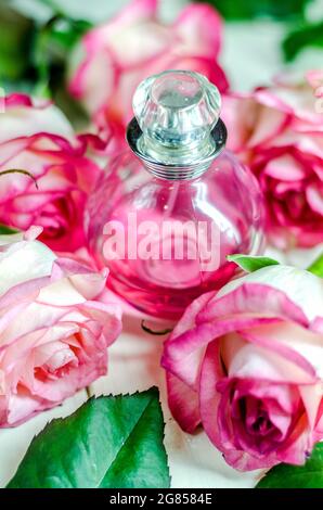 une bouteille de parfum parmi de belles fleurs Banque D'Images