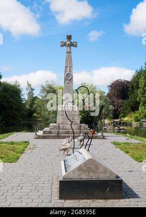 Le mémorial de guerre dans les jardins ornementaux, Grange Over Sands, Cumbria, Angleterre, Royaume-Uni Banque D'Images