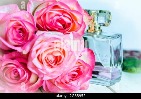 une bouteille de parfum parmi de belles fleurs Banque D'Images