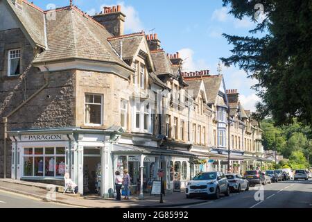 Les gens magasinent à Yewbarrow Terrace, Grange Over Sands, Cumbria, Angleterre, Royaume-Uni Banque D'Images