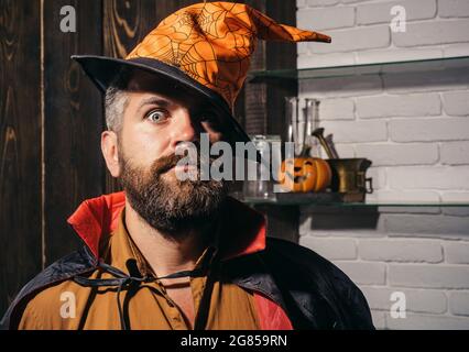 Horreur homme visages drôles. Décoration d'Halloween et concept effrayant. Arrière-plan de Halloween. 31 octobre. Les gens portant des costumes de carnaval de hallowwen. Banque D'Images