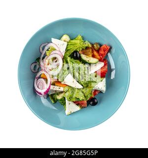 Assiette isolée de salade grecque avec légumes frais Banque D'Images