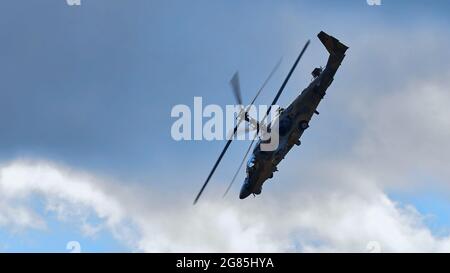 Kamov Ka-52 Alligator (nom de code OTAN : Hokum B). Attaque en hélicoptère effectuant un vol de démonstration sur le salon de l'air MAKS 2019. ZHUKOVSKY, RUSSIE, AOÛT 27 Banque D'Images