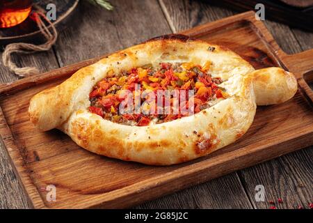 Khachapuri adjarien avec viande de bœuf et légumes Banque D'Images