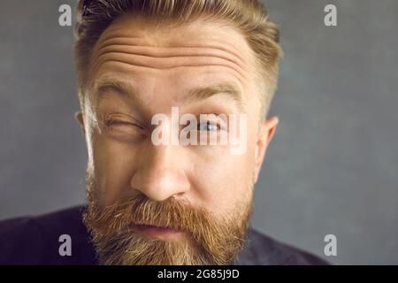 Homme en colère sceptique vous regardant avec l'expression de suspicion, de doute et de incrédulité Banque D'Images
